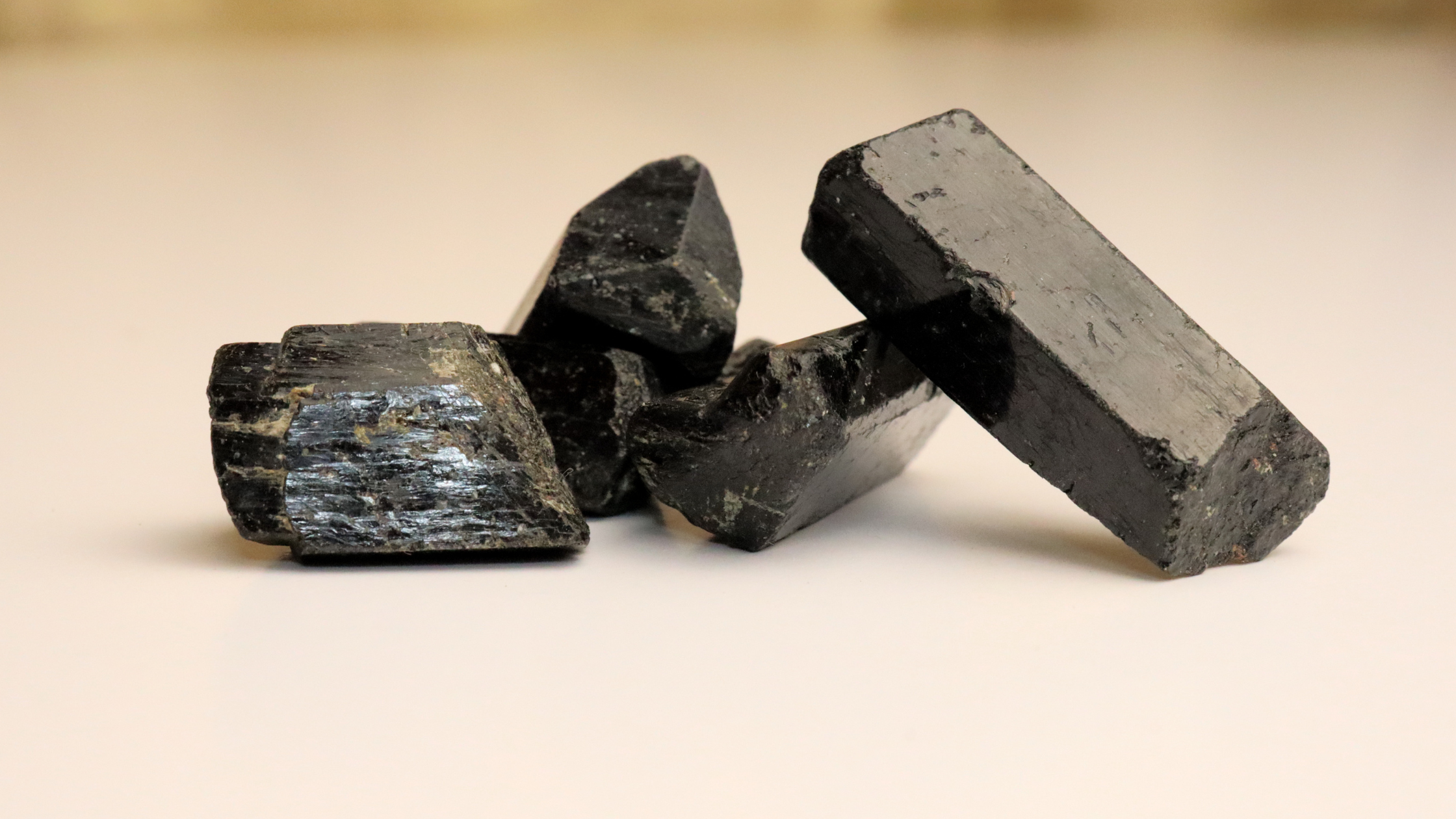 Der schwarze Turmalin – ein kraftvolles Schutzschild